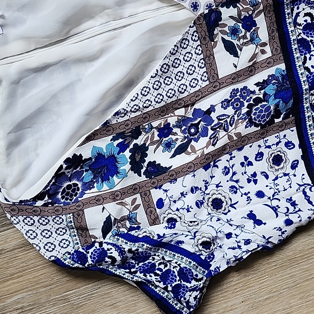Elegant Blue and White Patterned Dress - Picture 3 of 13
